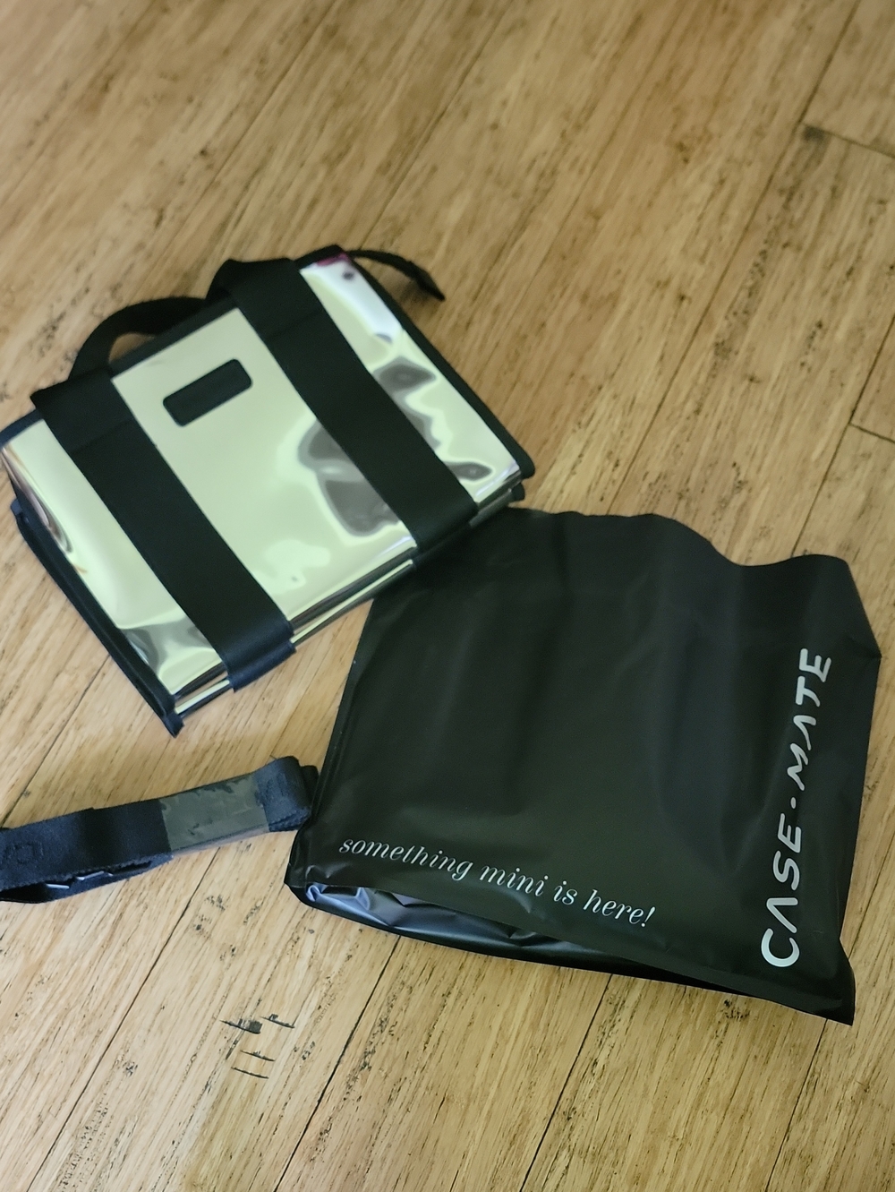 CASE-MATE Mini Silver Crossbody Bag i